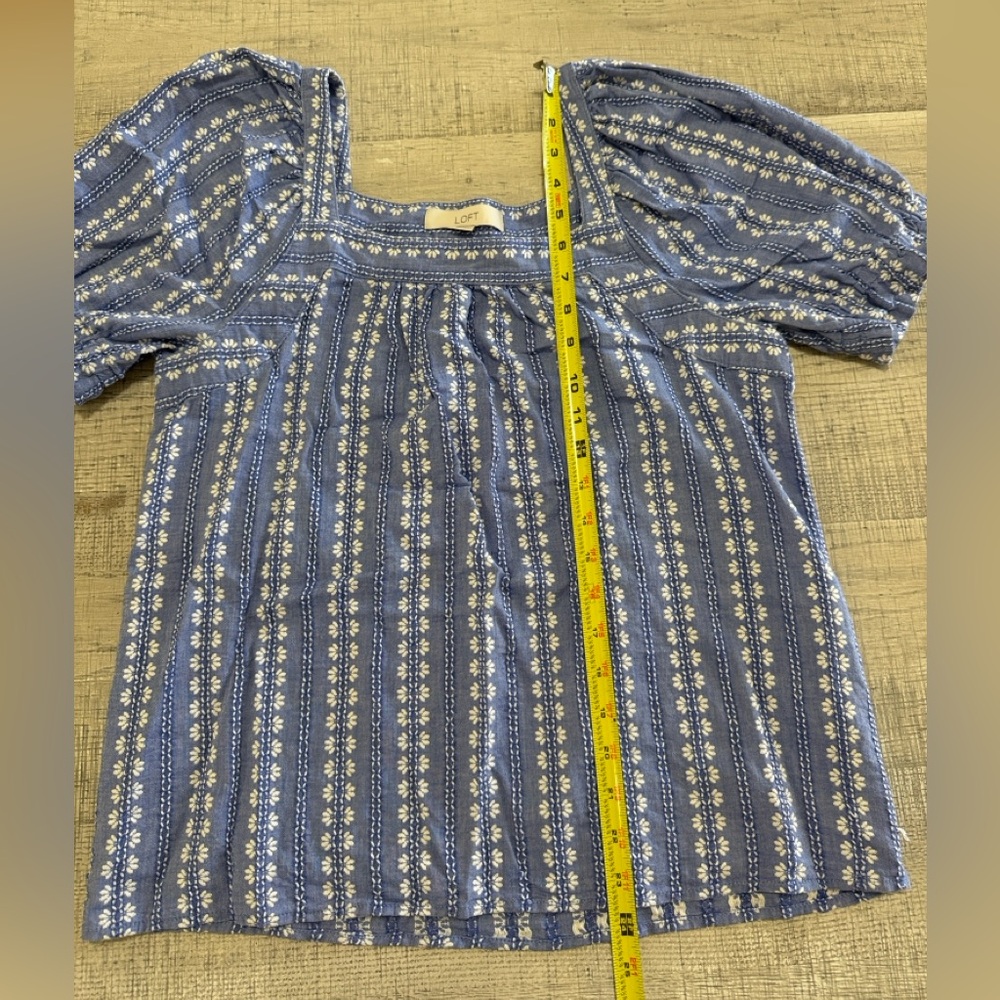 Loft Blue Denim/Linen Style Puff Sleeve Embroidered Blouse Size Medium - Picture 9 of 10
